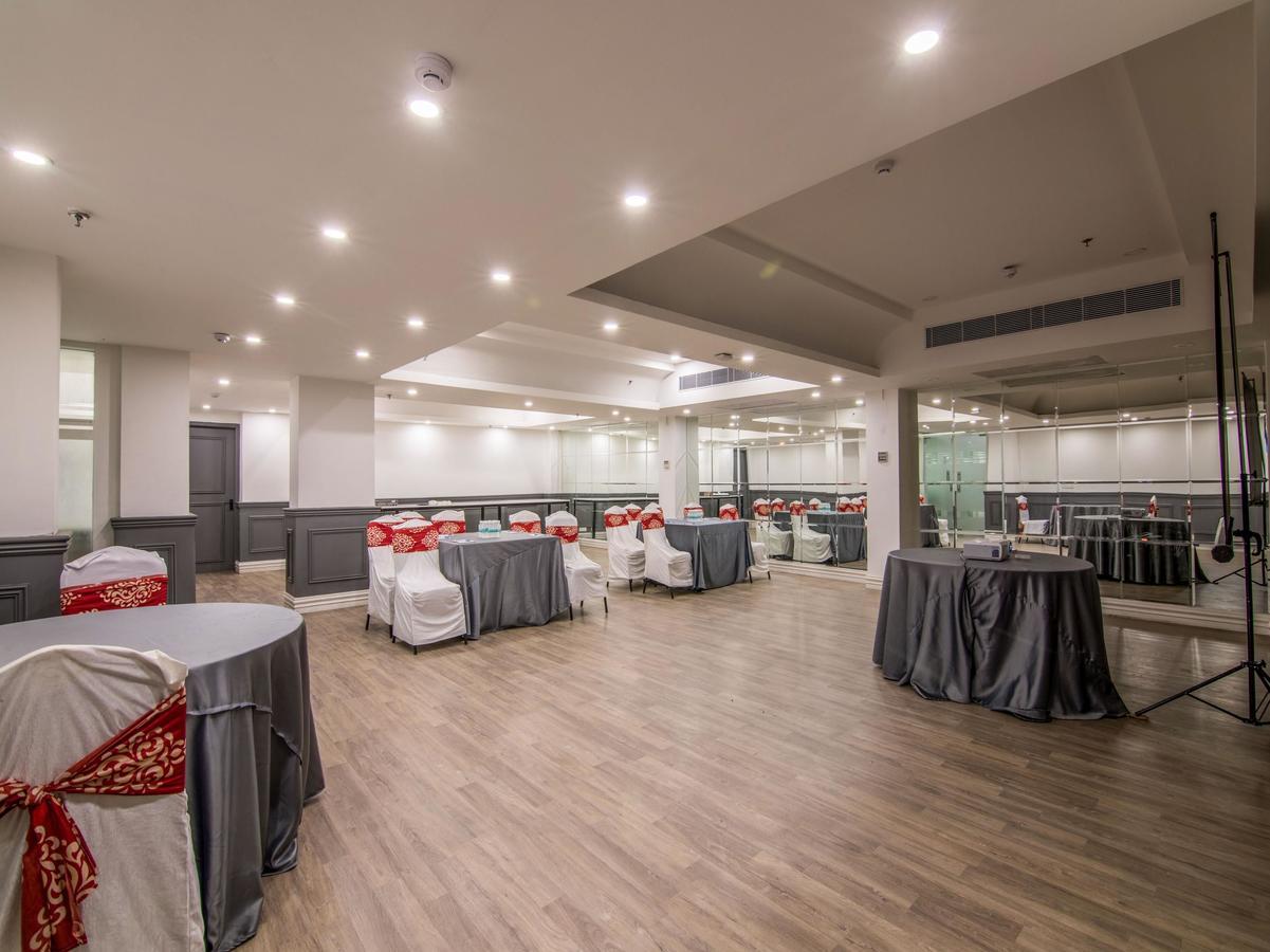 Oyo Townhouse 028 Corporate Suite 노이다 외부 사진