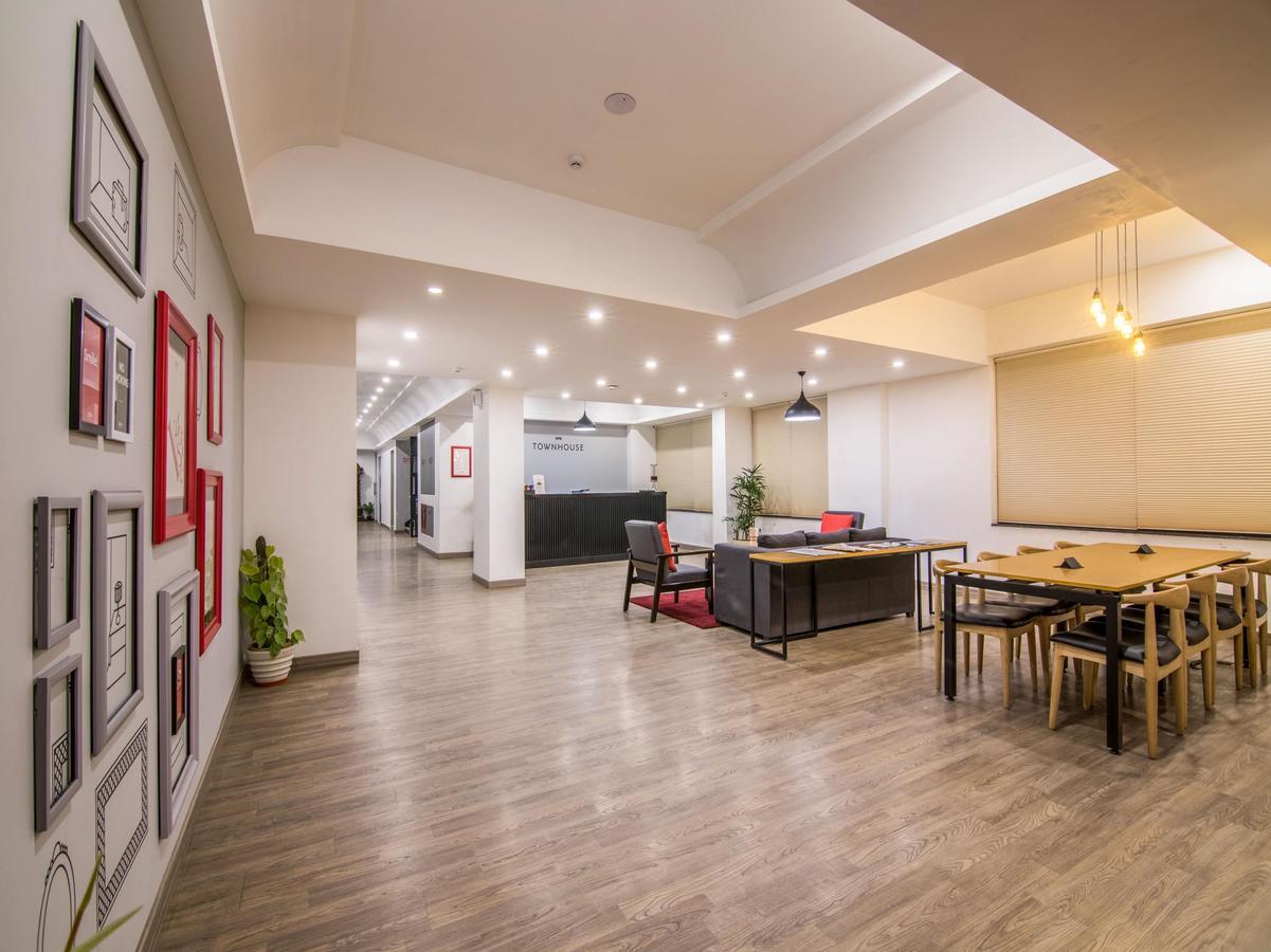 Oyo Townhouse 028 Corporate Suite 노이다 외부 사진