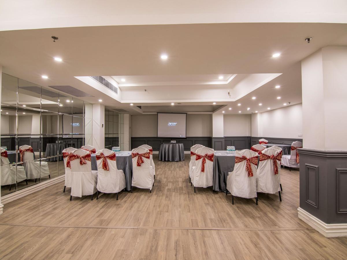 Oyo Townhouse 028 Corporate Suite 노이다 외부 사진