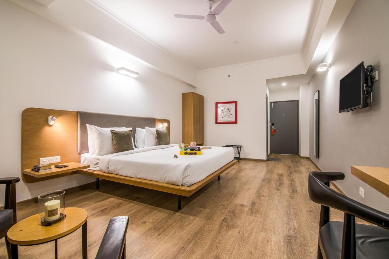 Oyo Townhouse 028 Corporate Suite 노이다 외부 사진