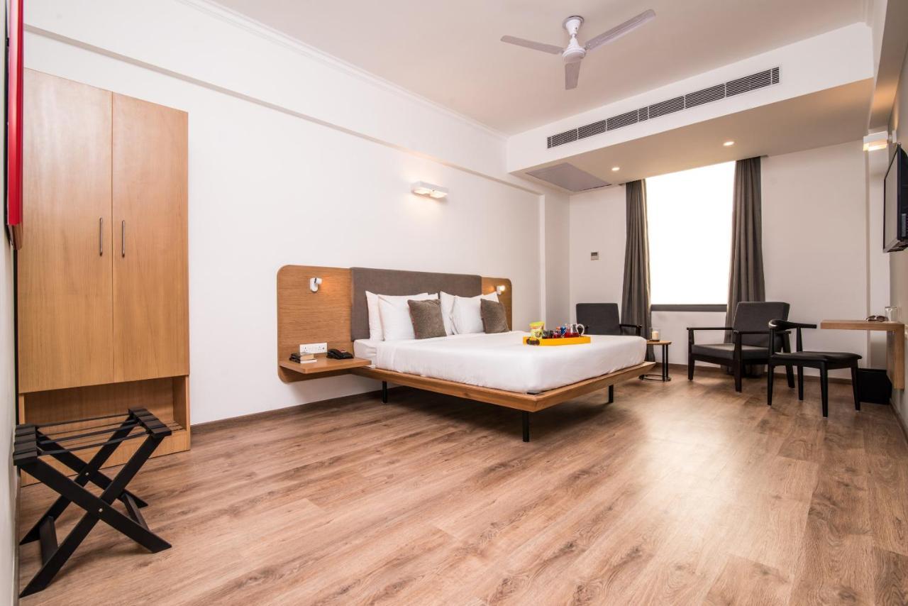 Oyo Townhouse 028 Corporate Suite 노이다 외부 사진
