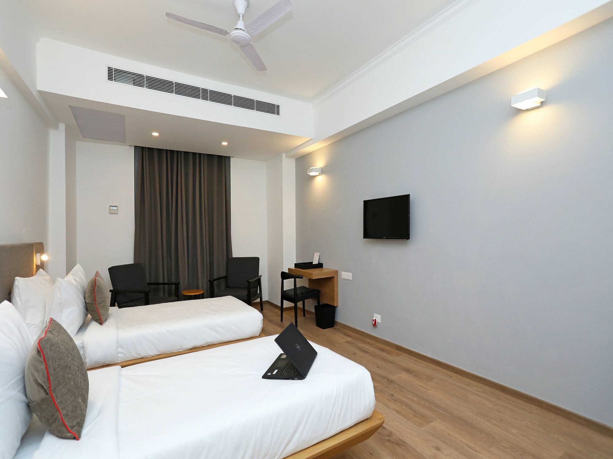 Oyo Townhouse 028 Corporate Suite 노이다 외부 사진
